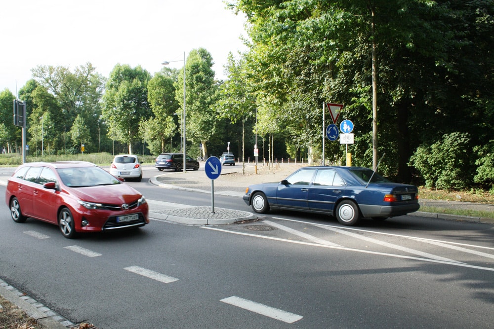Einmündung der Edvard-Grieg-Allee in den Kreisverkehr. Foto: Ralf Julke