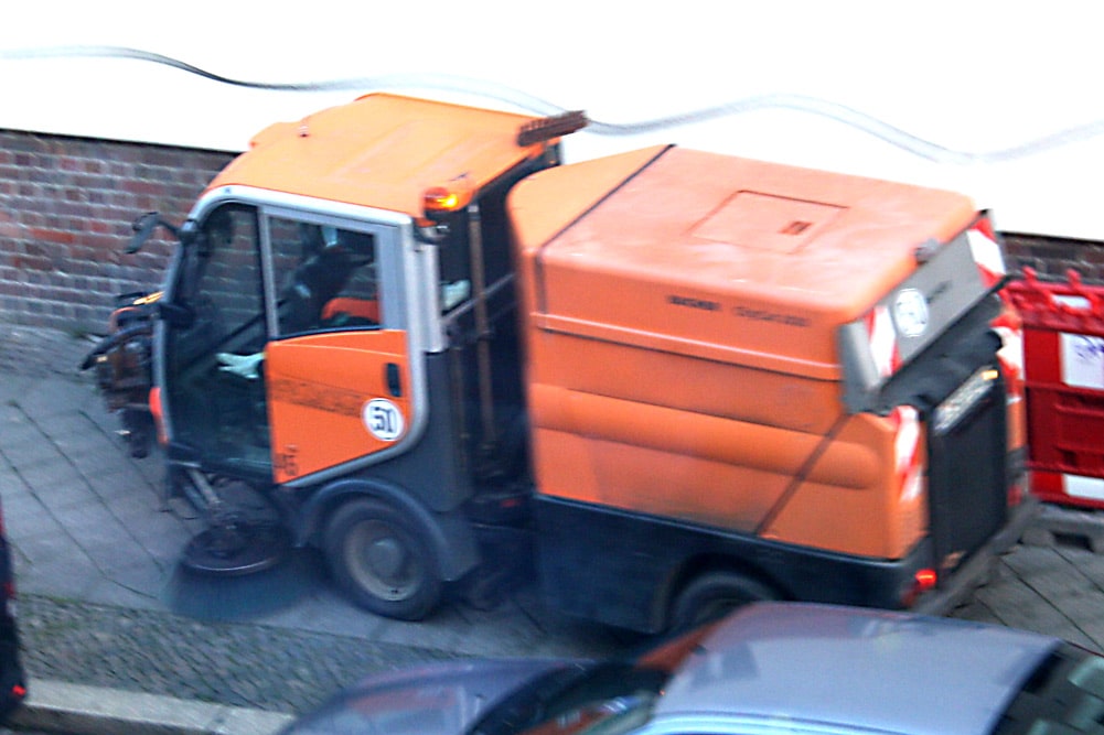 Kleinkehrmaschine im Einsatz. Foto: Ralf Julke