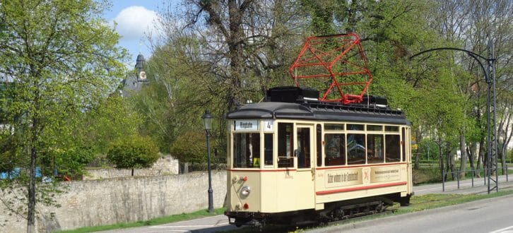 Deutschlandweit der älteste Straßenbahn-Wagen im Liniendienst: Das ist der Naumburger „Lindner“-Wagen von 1928. Foto: Naumburger Straßenbahn GmbH.