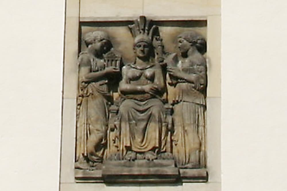 Relief am Hauptgebäude der HTWK. Foto: Ralf Julke