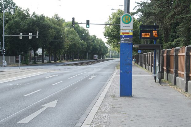 Haltestelle Südfriedhof: Zwischen Haltestellenschild und Wartehäuschen sollen sich Radfahrer irgendwie durchschlängeln. Foto: Ralf Julke