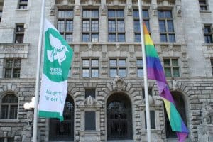 2017 zusammen mit der Flagge „Mayors for Peace“ gehisst: die Regenbogenflagge. Foto: Ralf Julke
