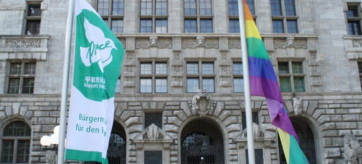 2017 zusammen mit der Flagge „Mayors for Peace“ gehisst: die Regenbogenflagge. Foto: Ralf Julke