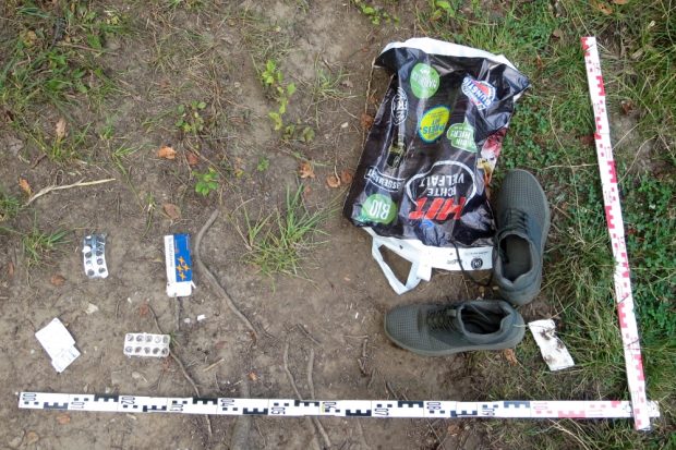 Wer erkennt die Schuhe und den Einkaufsbeutel und weiß, wem sie gehören? Foto: PD Leipzig