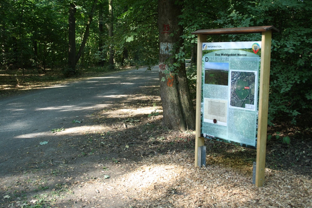 Erläuterungstafel zum Waldgebiet Nonne. Foto: Ralf Julke