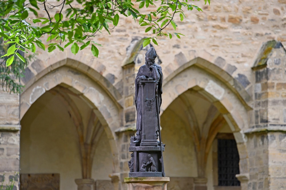 Thietmar-Brunnenfigur im Kreuzhof des Merseburger Doms. Foto: Vereinigte Domstifter, F. Matte