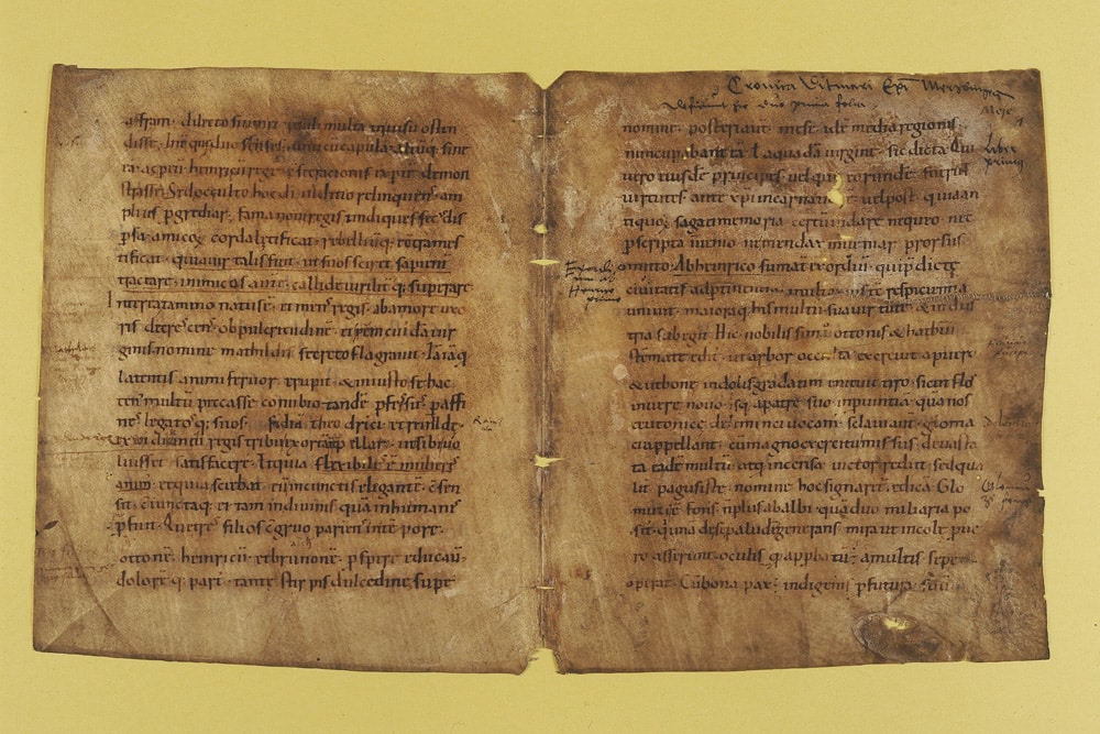 Erste Seite der Originalchronik Thietmars von Merseburg, Sächsische Landesbibliothek - Staats- und Universitätsbibliothek Dresden, Msrc.Dresd.R.147, Blatt 1v und Blatt 4r. Foto: Deutsche Fotothek/Regine Richter, Lizenz: CC-BY-SA 4.0 International