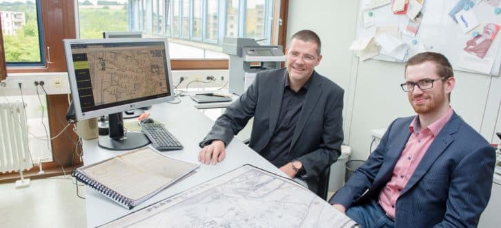 Prof. Dr. Stephan Laux (links) und Matthias Schneider mit den Armenlisten von 1832 und dem um 1845 entstandenen Stadtplan. Foto: Uni Trier