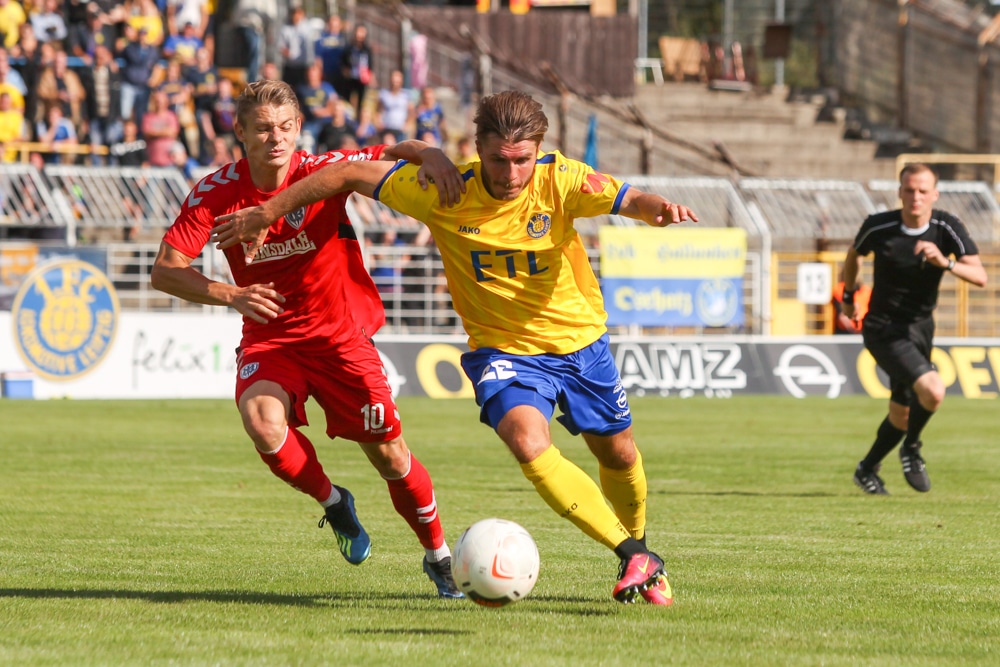 Maik Salewski (re.) setzt sich gegen Manuel Hoffmann durch. Foto: Jan Kaefer
