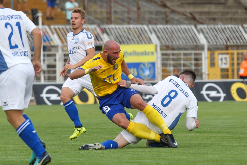 Kemal Atici (Lok) und Daniel Maresch (Bischofswerda) rauschen zusammen. Foto: Jan Kaefer
