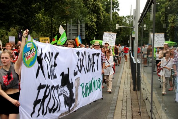 Das Wort Zukunft löst bei manchen ja regelrechten Schrecken aus. Hier möchte man gern ohne Braunkohle leben. Klimacamp-Demo am 28. Juli 2018. Foto: Michael Freitag