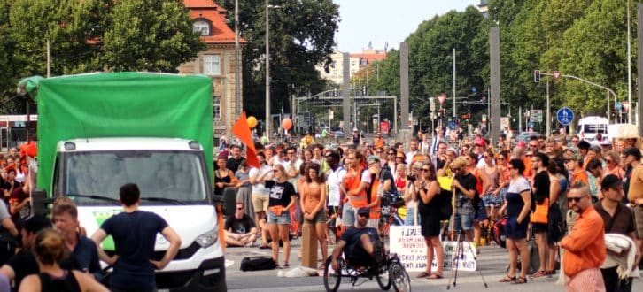Am 4. August 2018 fanden sich knapp 2.000 Teilnehmer bei der "Seebrücke"-Demo auf dem Leipziger Simsonplatz ein. Foto: L-IZ.de
