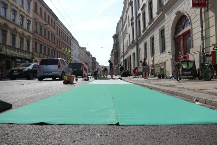 Der Teppich wird ausgerollt. Aufbau der „Protected Bikelane“. Foto: Michael Freitag