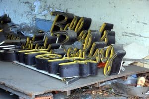 Das Bowlingcenter ist seit Jahren verlassen. Der alte Schriftzug lag jahrelang einfach herum (2016). Foto: L-IZ.de