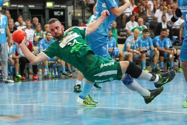 Akrobatischer Torwurf von Alen Milosevic (DHfK). Foto: Jan Kaefer