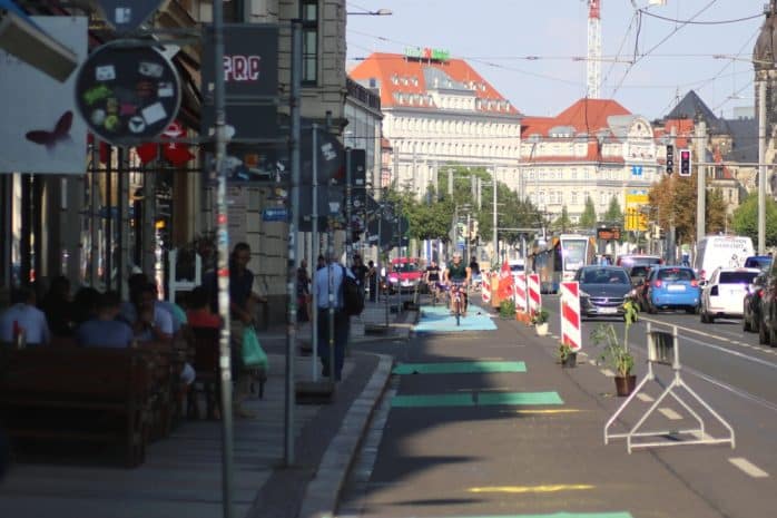 Der Freisitz am Italiener ist voll, trotz Park- und Halteverbots auf der Nordseite der Jahnallee. Foto: Michael Freitag