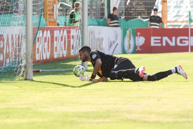 Der Regensburger Keeper Weis ist ein zweites Mal geschlagen. Foto: Jan Kaefer