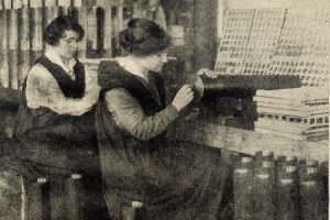 Frauen in der Waffenfertigung während des I. Weltkrieges, hier in England. Foto: "The Girl behind the gun" 30. Dezember 1915. Foto: The War Budget Magazin, gemeinfrei