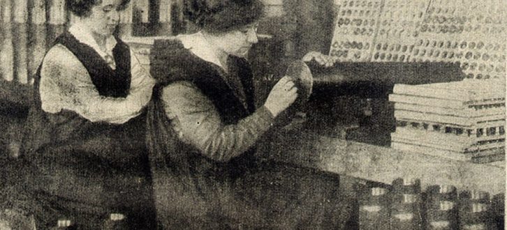 Frauen in der Waffenfertigung während des I. Weltkrieges, hier in England. Foto: "The Girl behind the gun" 30. Dezember 1915. Foto: The War Budget Magazin, gemeinfrei