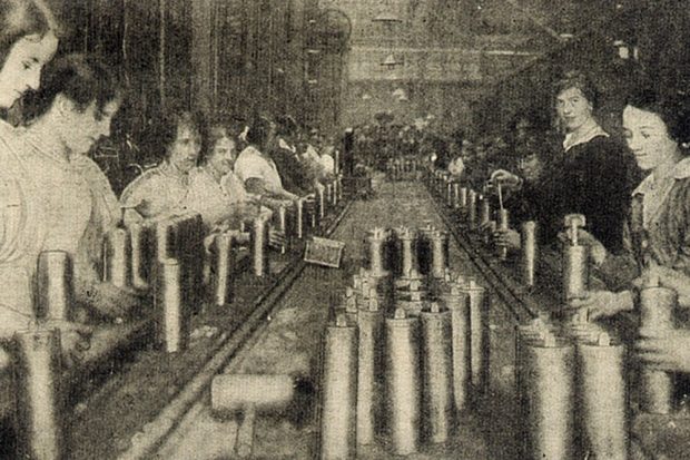 Frauen inspizieren fertige Kartuschen auf einem Fließband. Foto: The War Budget Magazin, gemeinfrei