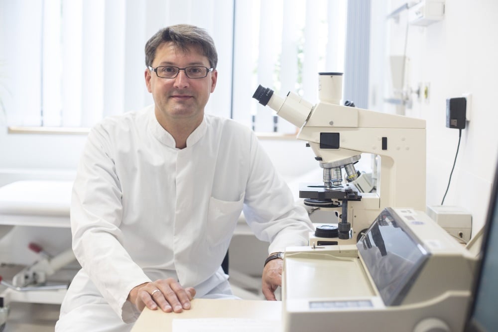 Lockdown und Impfpflicht, weil die Lage eskaliert. Prof. Dr. Christoph Lübbert. Foto: Stefan Straube/UKL