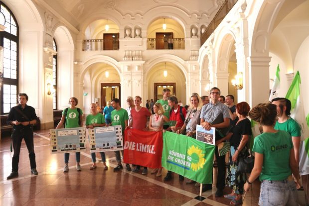 Linke und Grüne warteten gemeinsam mit Petitent Volker Holzendorf im August 2018 auf den OBM um 5.700 Unterschriften für Radwege auf der Jahnallee zu übergeben. Foto: L-IZ.de
