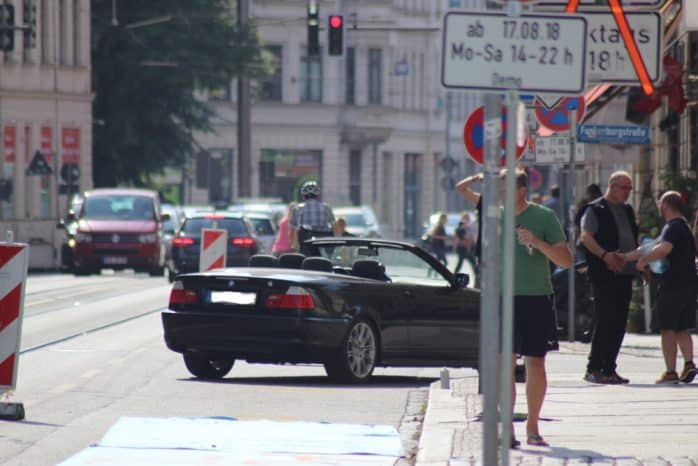 Merkwürdiger Protest. Der Fahrer stellte das Auto auf dem Radweg ab und ging - gerade noch rechtzeitig vor dem Abschleppdienst kam er wieder. Foto: Michael Freitag