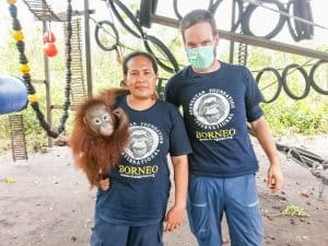 Orang-Utan-Schützling Benjamin mit Pflegerin Ibu Yeti und Schauspieler Wanja Mues in der Auffangstation von Pasir Panjang, Borneo, Foto: J. Mues