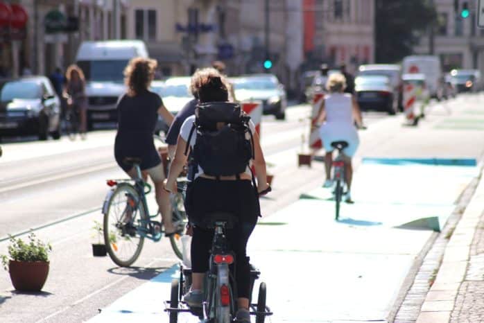 Radverkehr bei genügend Platz auf der stadtauswärtigen Seite. Foto: Michael Freitag