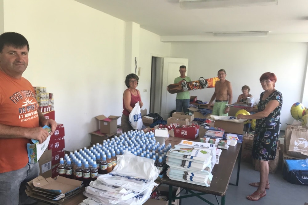 Die fleißigen ehrenamtlichen Helfer des Kindernachtrennens beim Packen der Starterbeutel. Foto: Andreas Frank