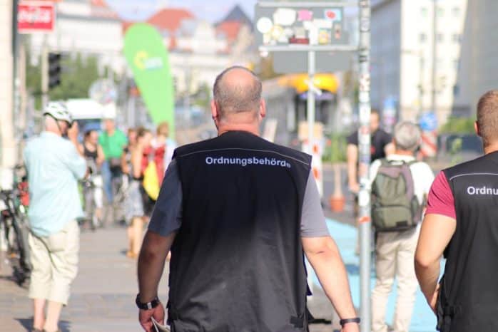 Waren die ganze Zeit vor Ort: Vertreter des Ordnungsamtes Leipzig. Foto: Michel Freitag