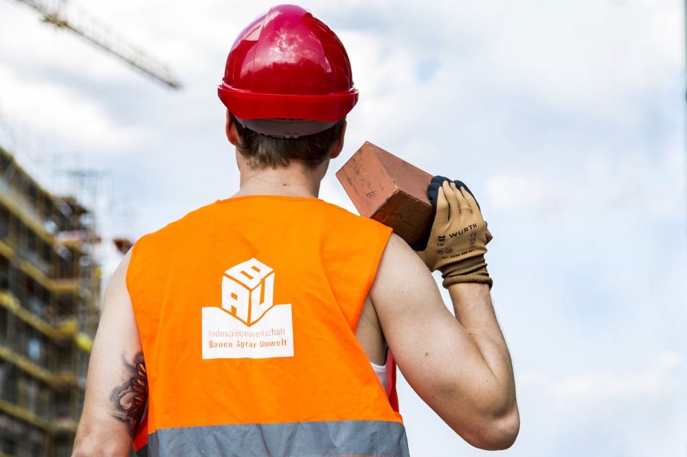 Wieder stärker gefragt – Steine sind der Rohstoff der Baukonjunktur. Doch eine entscheidende Bremse beim Neubau ist der Personalmangel in den Behörden, so die IG BAU. Foto: William Diller/IG BAU