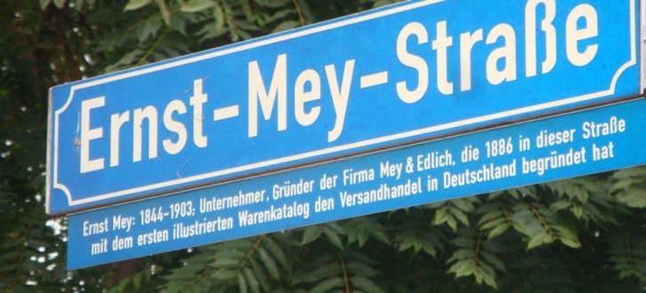 Leipziger Straßenschild mit Erläuterungstafel. Foto: L-IZ