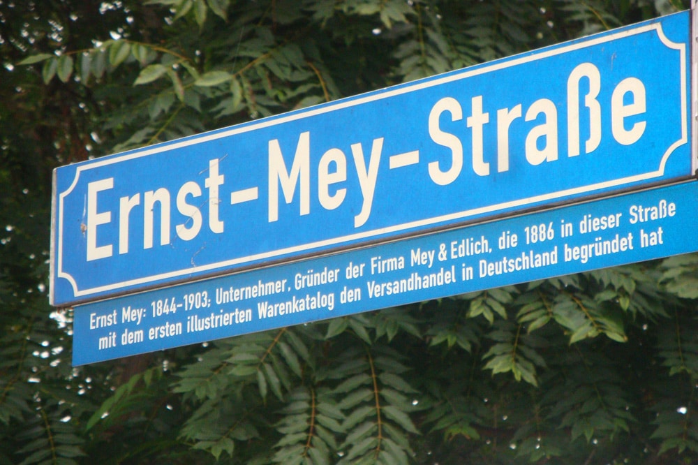 Leipziger Straßenschild mit Erläuterungstafel. Foto: L-IZ