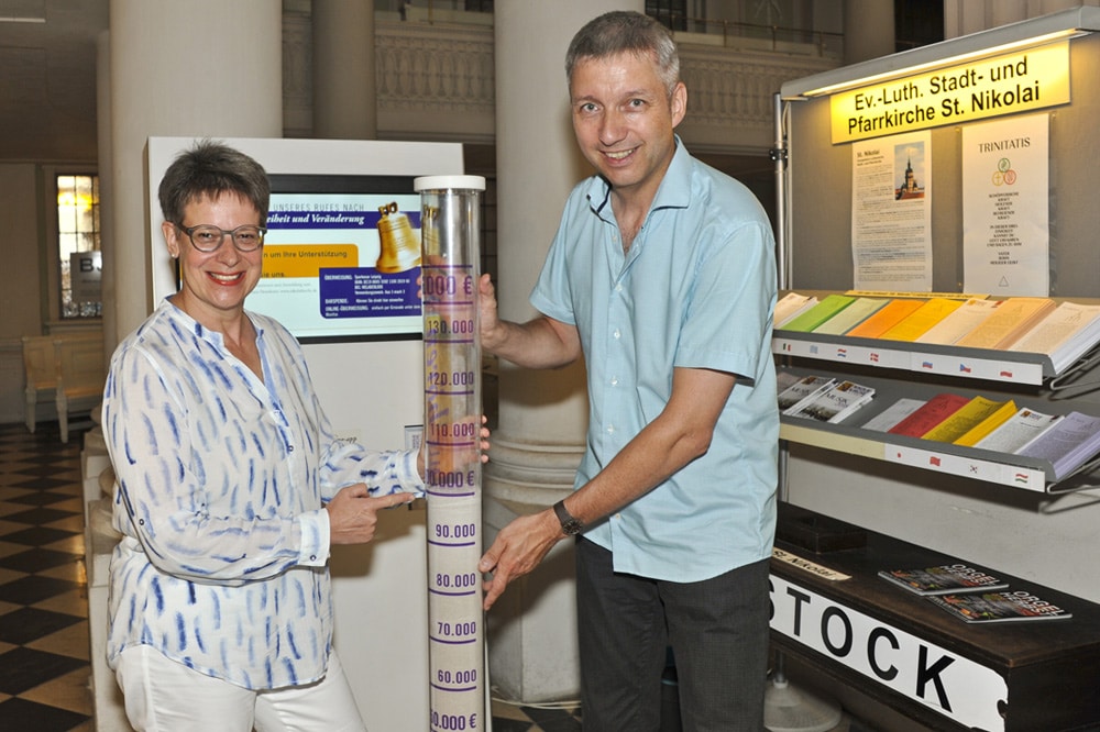 Spendensäule mit Patricia Werner und Bernhard Stief. Foto: Andreas Birkigt