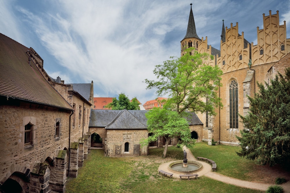 Merseburger Dom mit Kreuzhof und Thietmar-Brunnen. Foto: Vereinigte Domstifter/F. Matte