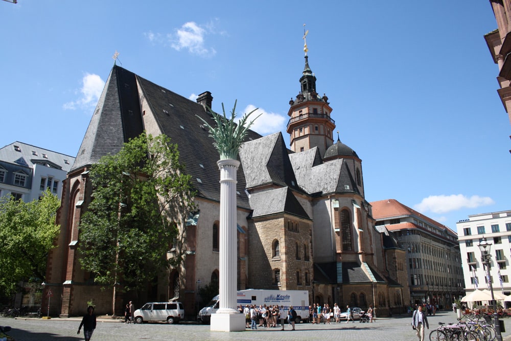 Ein paar Sitzbänke könnten auf dem Nikolaikirchhof durchaus Platz finden. Foto: Ralf Julke