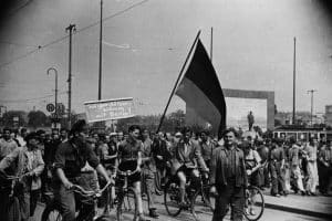 Demonstranten während des Volksaufstandes am 17.Juni 1953 auf dem Karl-Marx-Platz. Im Hintergrund ist das Stalin-Denkmal zu sehen, das zwischen 1952 und 1955 auf dem nördlichen Teil des Karl-Marx-Platzes stand. Foto: SGM/Helga Müller