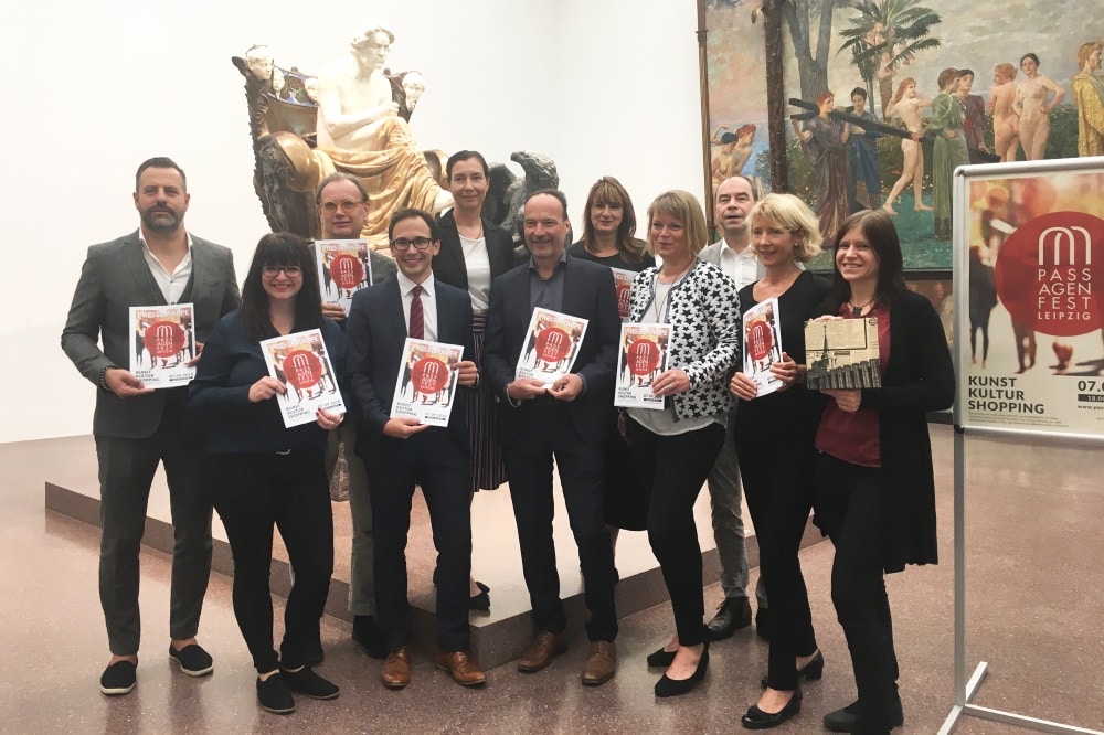 v.l.n.r.: Marcus Kahl (Breuninger), Anica Meier (Strohsack-Passage), Dr. Alfred Weidinger (Museum der bildenden Künste Leipzig), Robin Spanke (Höfe am Brühl), Heike Melzer (City Leipzig Marketing e. V.), Thomas Paarmann (Paarmann Dialogdesign, Organisation Passagenfest), Angela Hohensee (Specks Hof & HansaHaus), Anke Beesch (Mädler-Passage), Norbert Reckebeil (Petersbogen), Martina Paulick (Marktgalerie), Susanne Höhne (Beuteltier Art Galerie). Foto: Paarmann Dialogdesign