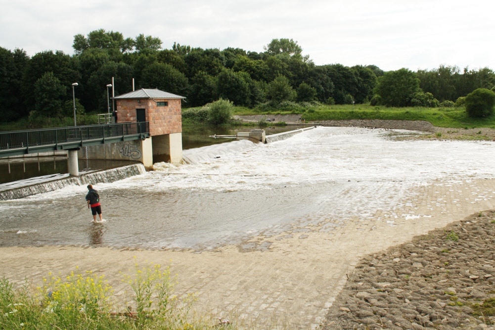 Das Rosentalwehr bei größerem Wasserangebot. Foto: Ralf Julke