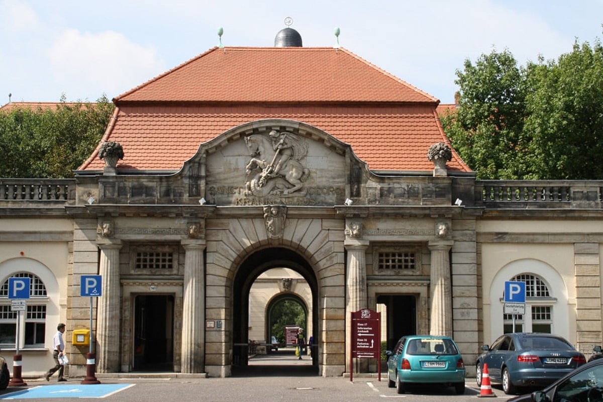 Haupteingang zum Klinikum St. Georg. Foto: Ralf Julke