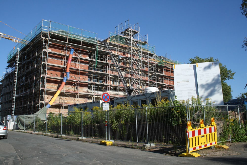 Das 1894 erbaute Schulgebäude am Opferweg. Foto: Ralf Julke