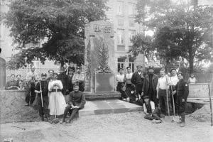 Errichtung des Denkmals für die verstorbenen Kriegsgefangenen auf dem Merseburger Stadtfriedhof, Sommer 1916, Foto von Maximilian Herrfurth. Foto: Kulturhistorisches Museum Schloss Merseburg