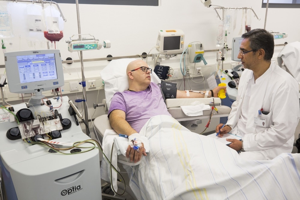 Während seiner Spende wird Jens Reinicke (li.) von Dr. Atheer Al-Nakkash vom Institut für Transfusionsmedizin betreut. Foto: Stefan Straube/UKL