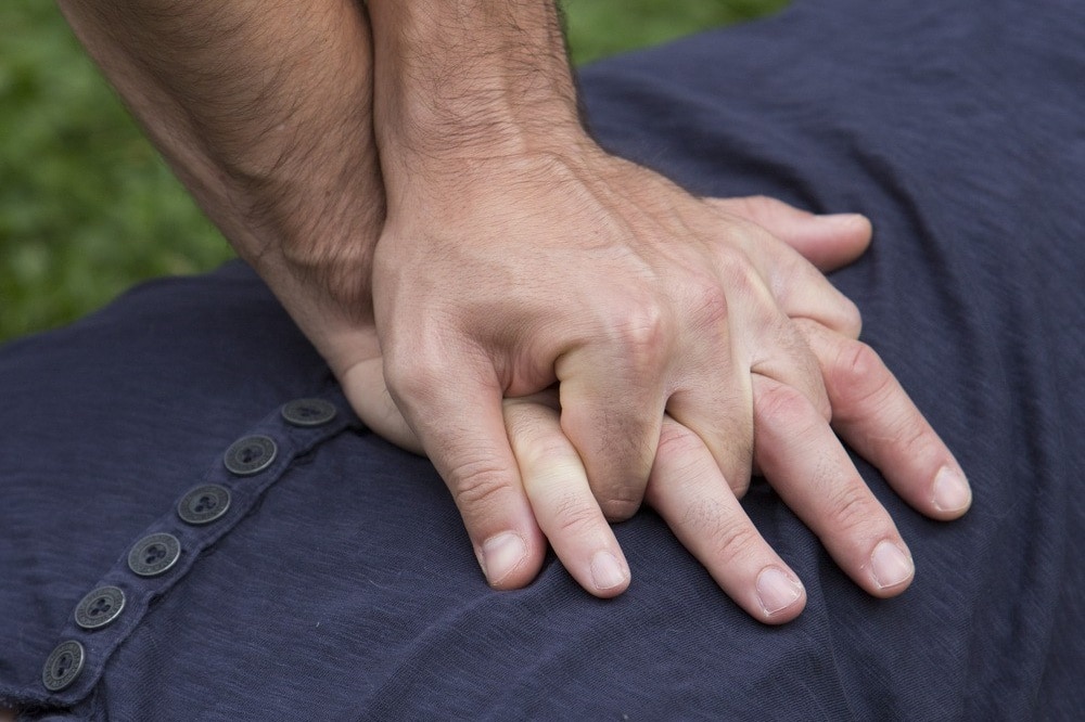 Auch Laien können Leben retten – das vermitteln UKL-Ärzte in Kursen Leipziger Lehrern. Foto: Stefan Straube/UKL