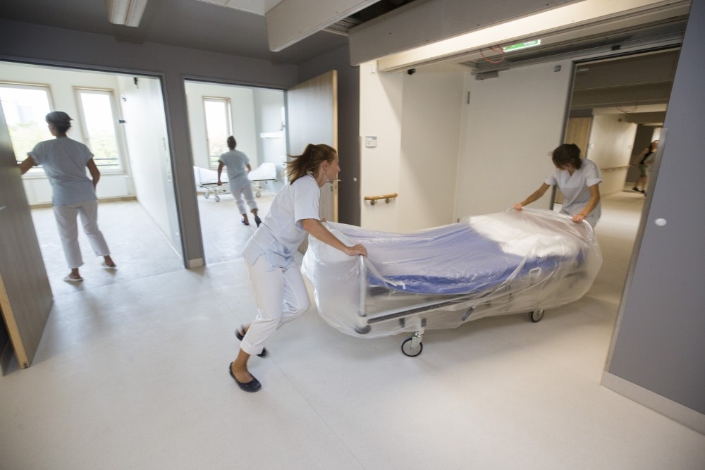 Nur gut die Hälfte der maximal zulässigen Zeit benötigten die Schwestern des UKL, um bei einem simulierten Brand alle Betten einer Station im zukünftigen Klinikzentrum Haus 7 aus dem „Gefahrenbereich“ zu bringen. Die erfolgreiche Räumungsübung am 1. August wurde vom Bauordnungsamt der Stadt Leipzig offiziell überwacht. Foto: Stefan Straube/UKL