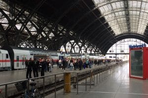 Die Reise beginnt mit fehlenden Zügen und wird kurz darauf zum Wortgefecht. Foto: Michael Freitag