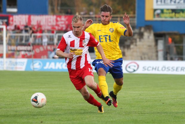 Maik Salewski (re.) attackiert den Erfurter Tobias Hasse. Foto: Jan Kaefer