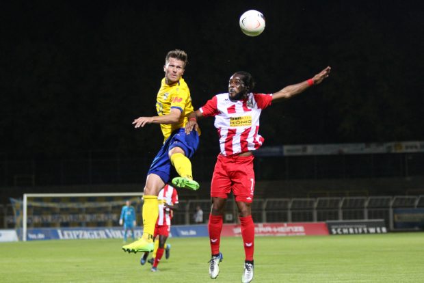 Kopfballduell zwischen Patrick Wolf (li.) und George Kelbel. Foto: Jan Kaefer