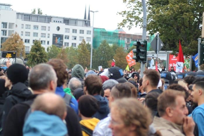 Das Gewimmel an der Blockade wird immer größer. Die Polizei entscheidet, hier nicht zu räumen. Foto: Michael Freitag
